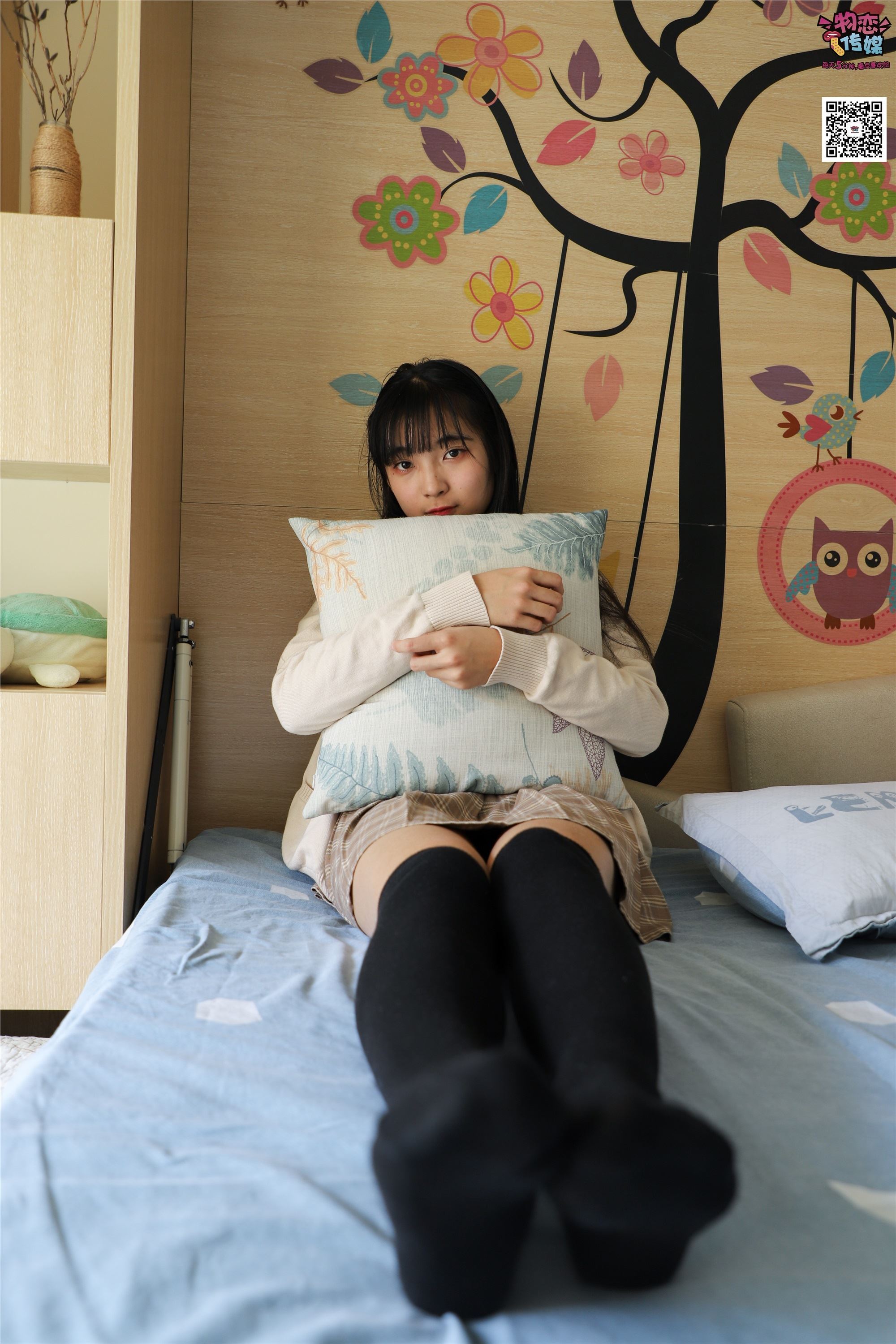 物恋传媒 No.005 JK制服高中小姐姐，棉袜加丝袜